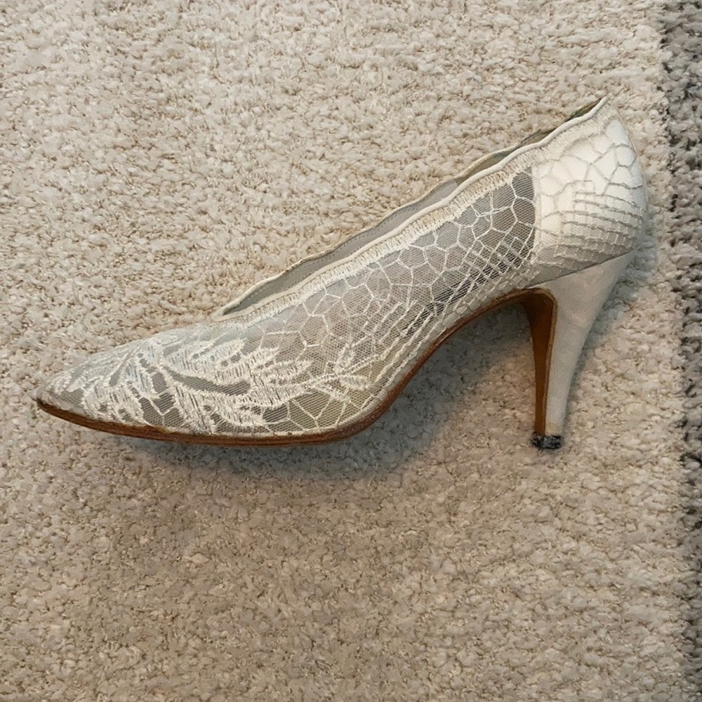 Vintage Stuart Weitzman for Martinique Lace Heels Off-White Size 7 - Picture 4 of 8